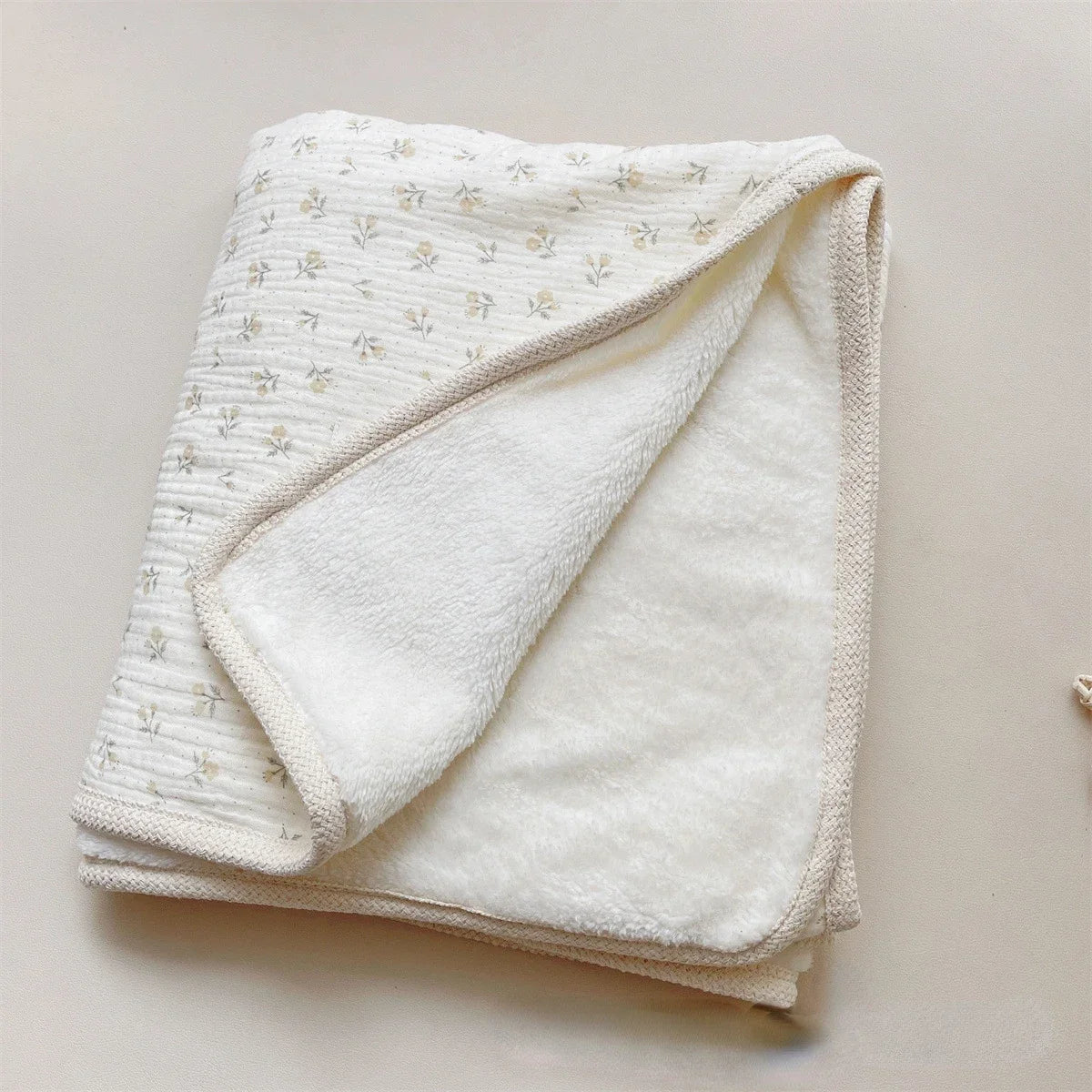 Boho Floral Baby Blanket – Soft Fleece & Muslin | Neutral Nursery Decor (90×130cm)