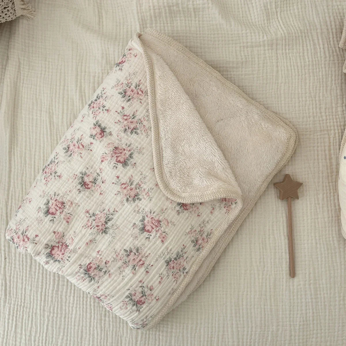 Boho Floral Baby Blanket – Soft Fleece & Muslin | Neutral Nursery Decor (90×130cm)